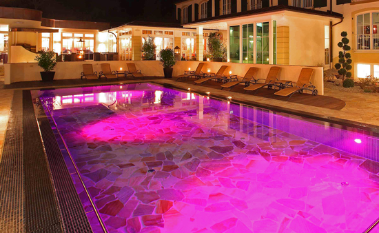 Farbspiele im Aussenpool
