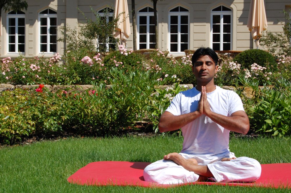Yoga im Hotelgarten