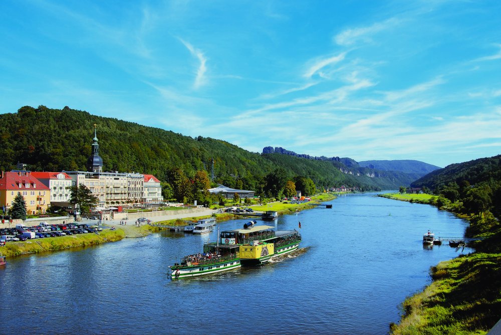 Elbansicht: Hotel mit Dampfer