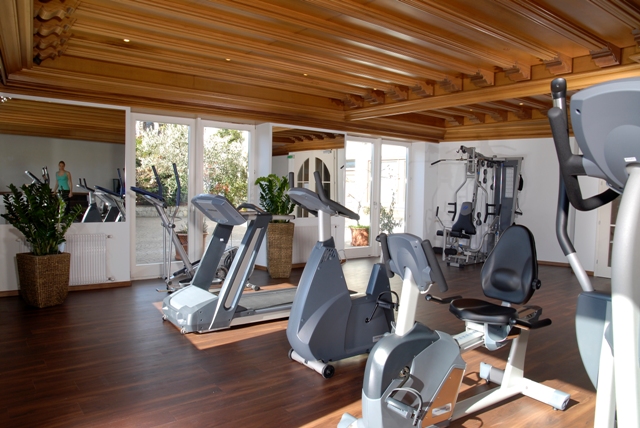 Fit im Fitnessraum