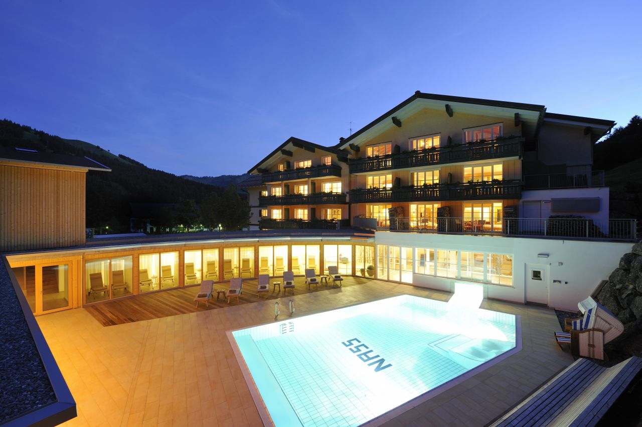 Hotel bei Nacht mit Pool