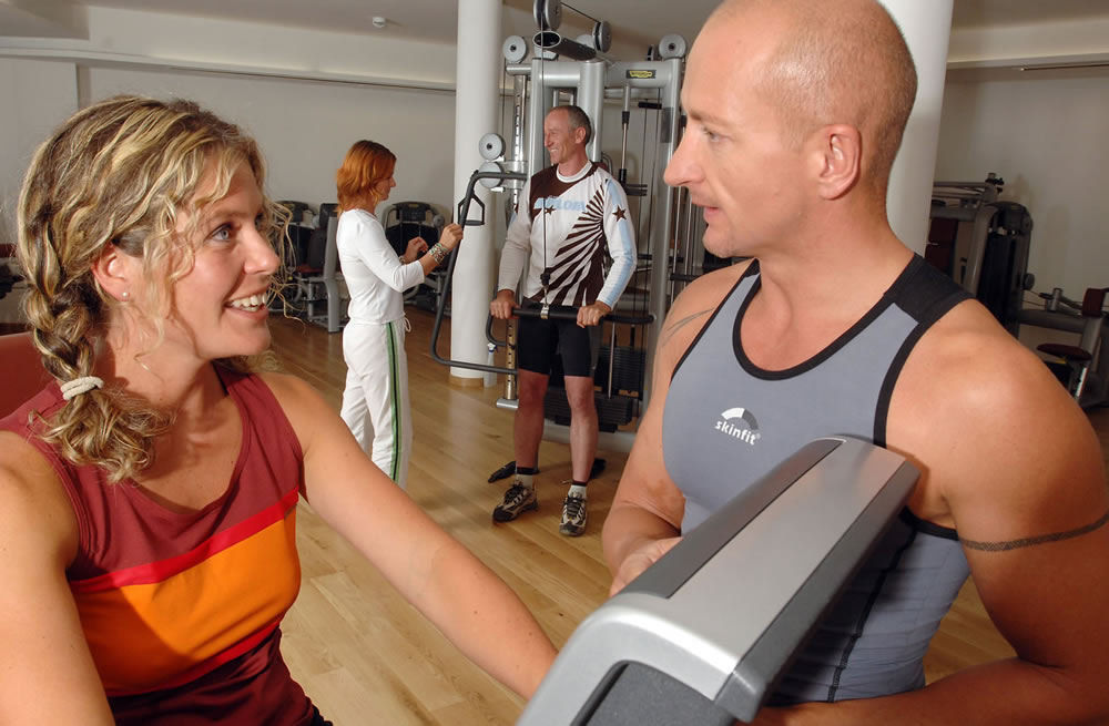 Fitnessraum mit Trainer