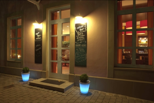 Bareingang bei Nacht