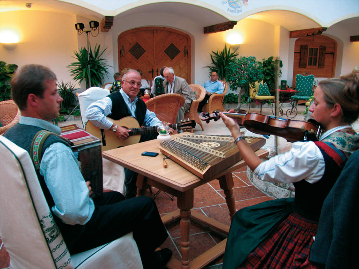 Tischmusik im Arkadenhof