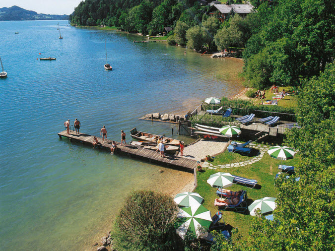 Hoteleigener Strand am See