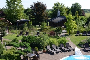 Poollandschaft mit Saunagarten