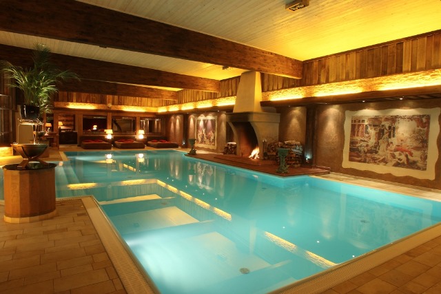 Innenpool mit Gro�kamin
