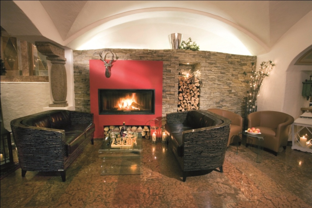 Lounge mit offenem Kamin