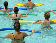 Frauen bei der Wassergymnastik