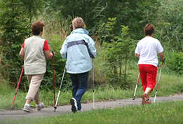 Frauen beim Nordic Walking